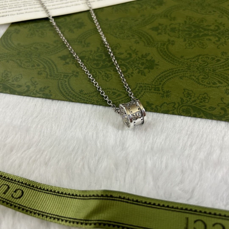 G*u*i necklaces